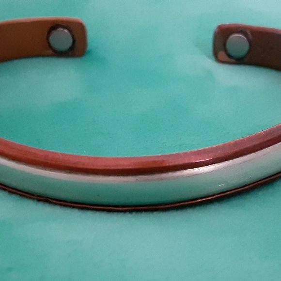 Three Cuff Bracelets. - Picture 6 of 10